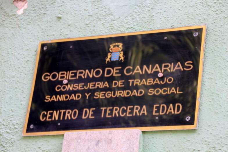 Centro de Mayores de Telde, placa en su exterior (Foto TA)